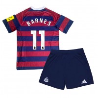 Camiseta Newcastle United Harvey Barnes #11 Segunda Equipación Replica 2024-25 para niños mangas cortas (+ Pantalones cortos)